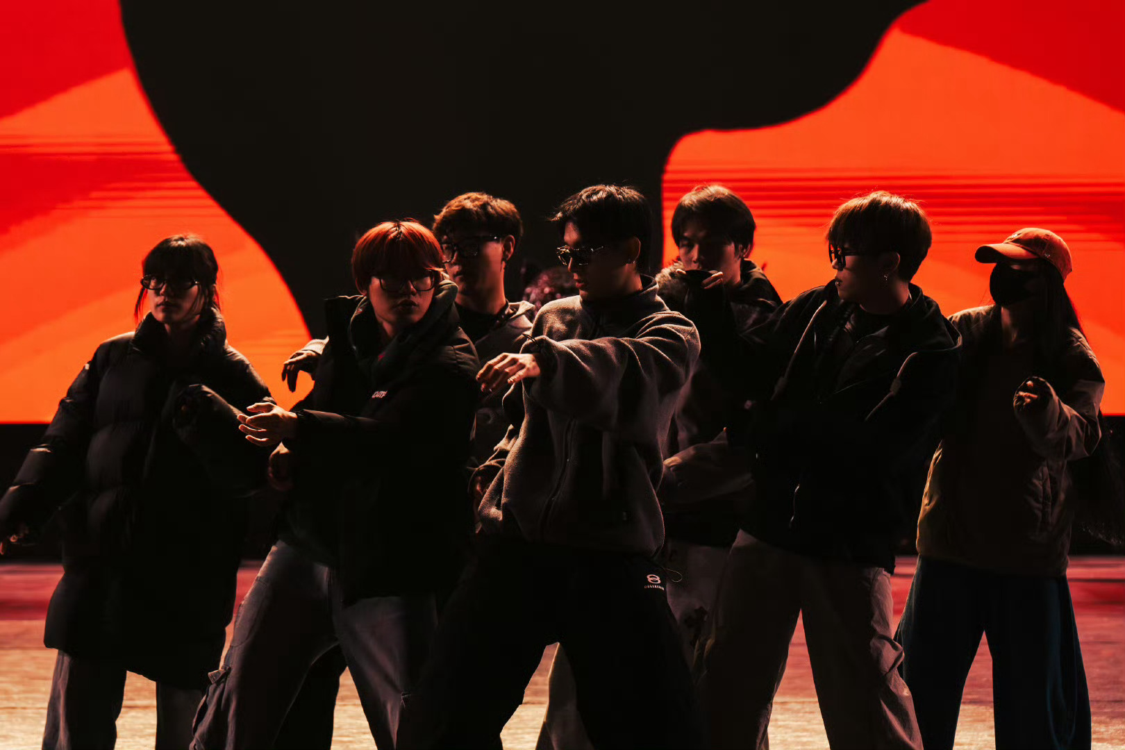 姚琛真的在玩火姚琛有星味无班味没有不火的义务！去哪里找姚琛这么爱舞台的人啊✨只有