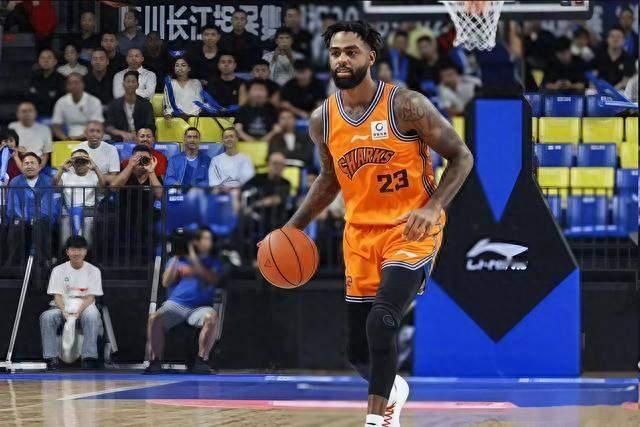 34分大胜！CBA揭幕战，拉塞尔首秀太燃了