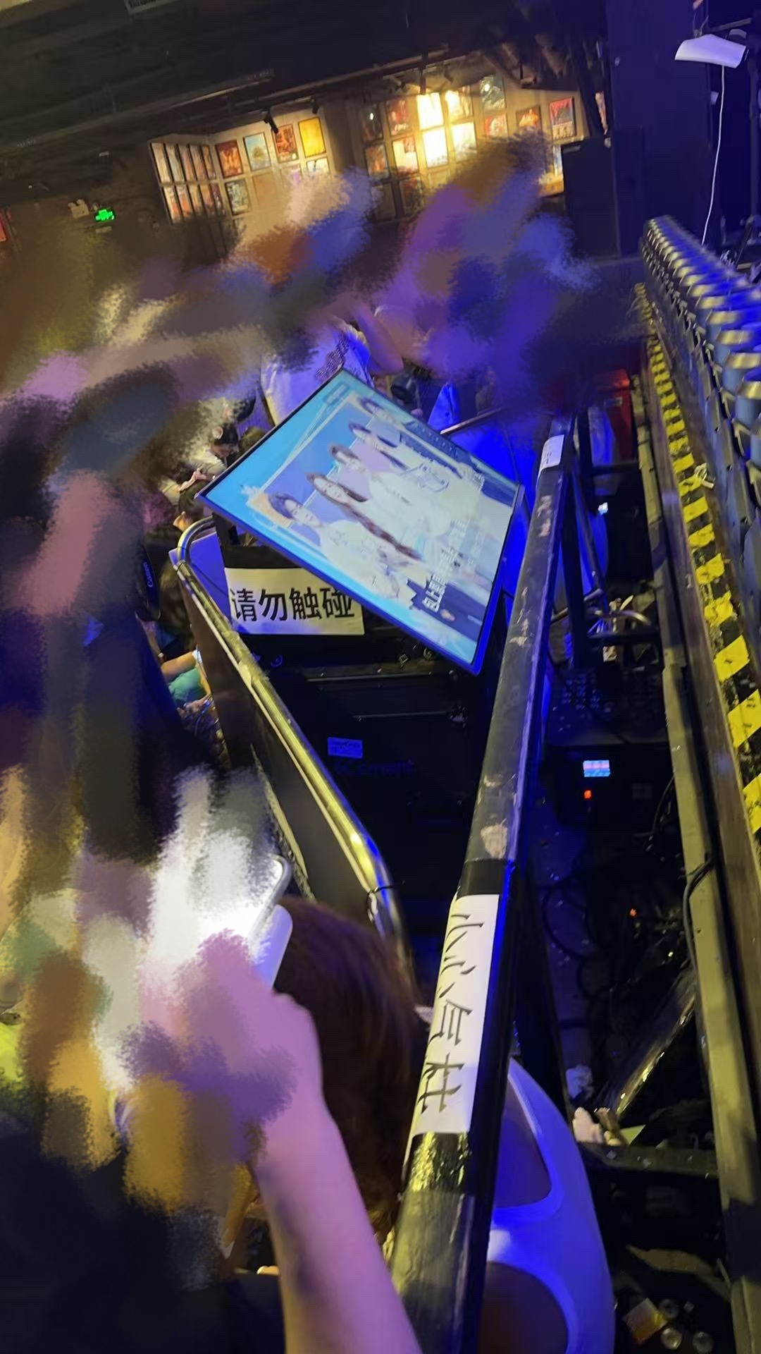 现场猴友发来的图，美第奇你小得连提词器都要放观众席。。。 
