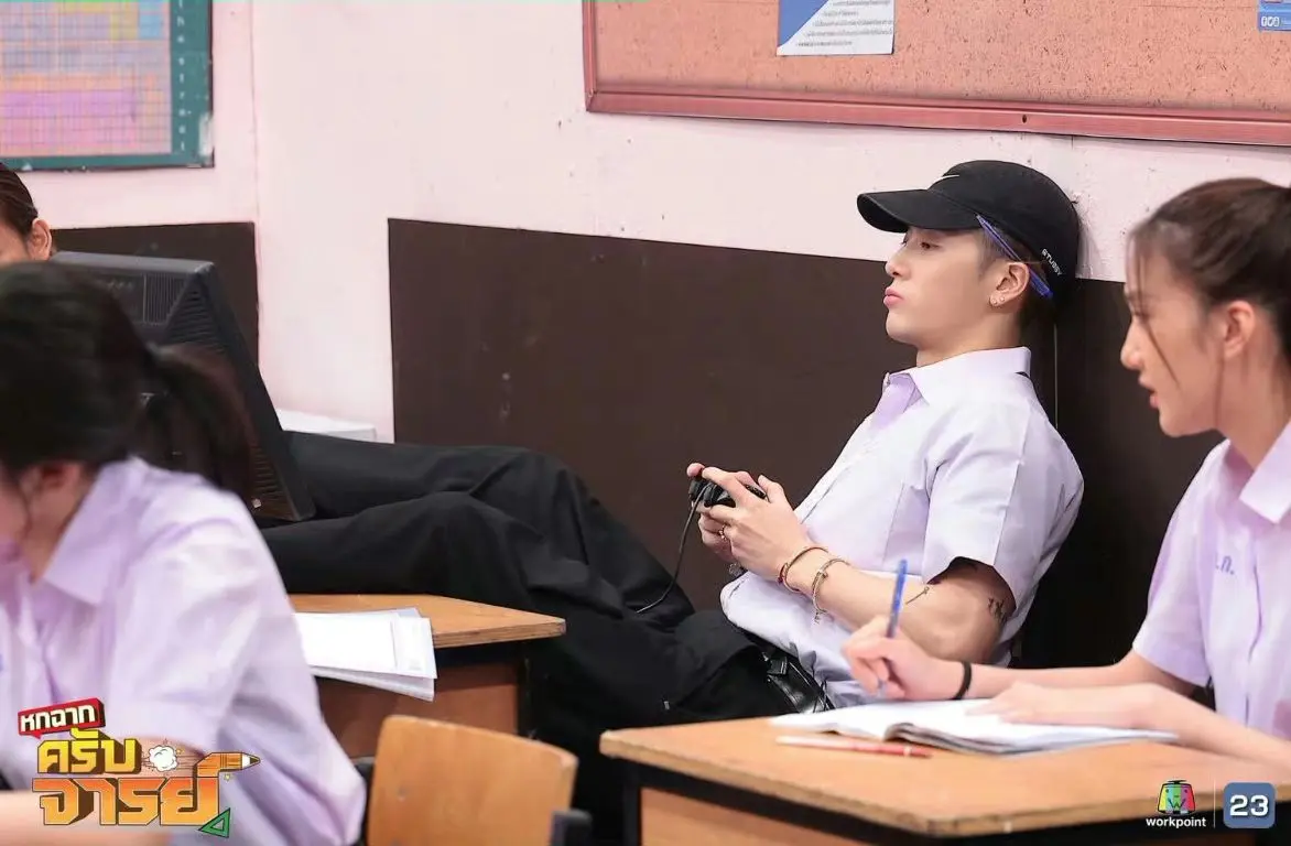 班上来了个转校生。