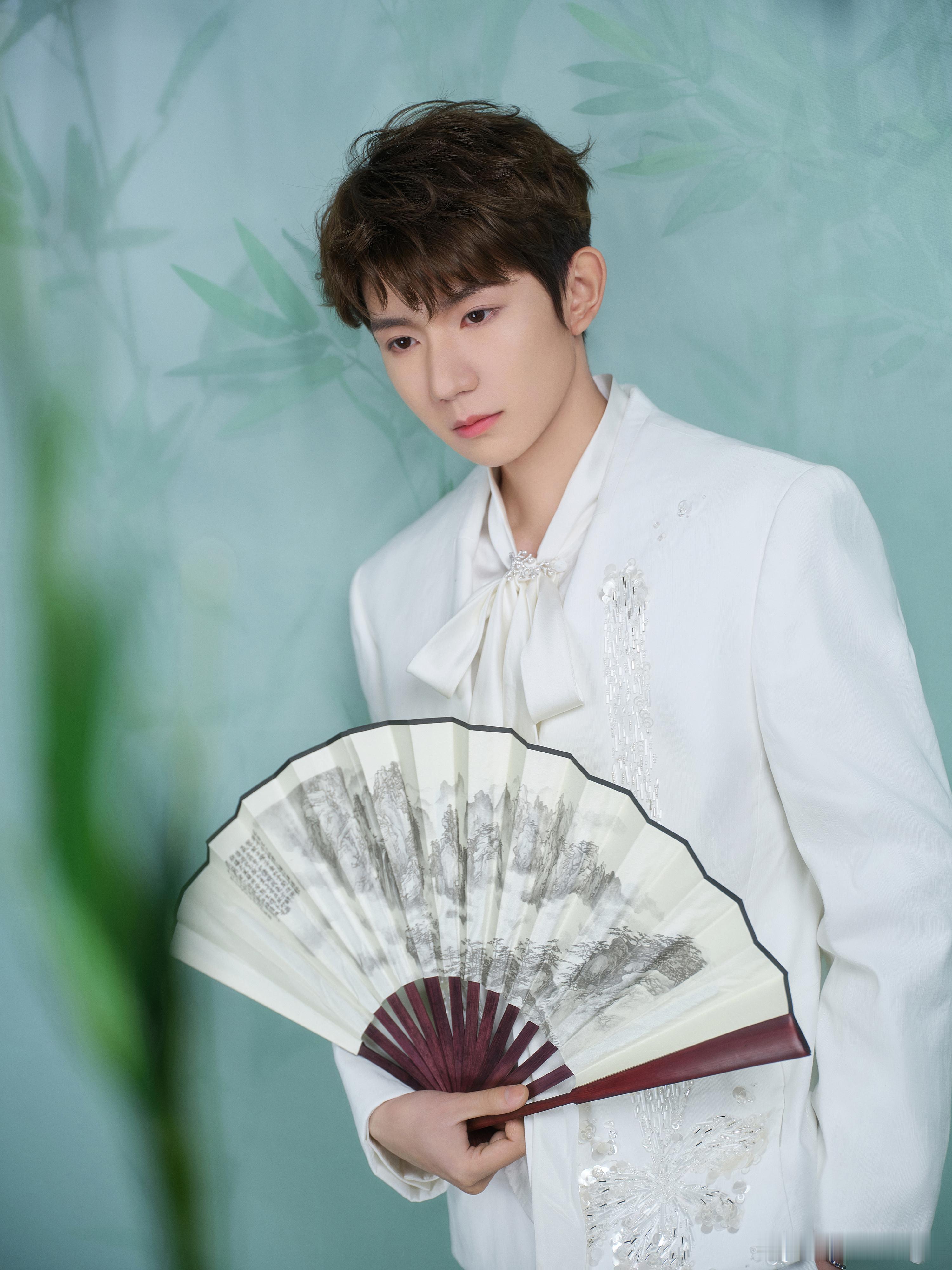 王源河南春晚古装造型  今晚河南卫视春晚造型公开，白色新中式与白衫汉服造型碰撞，