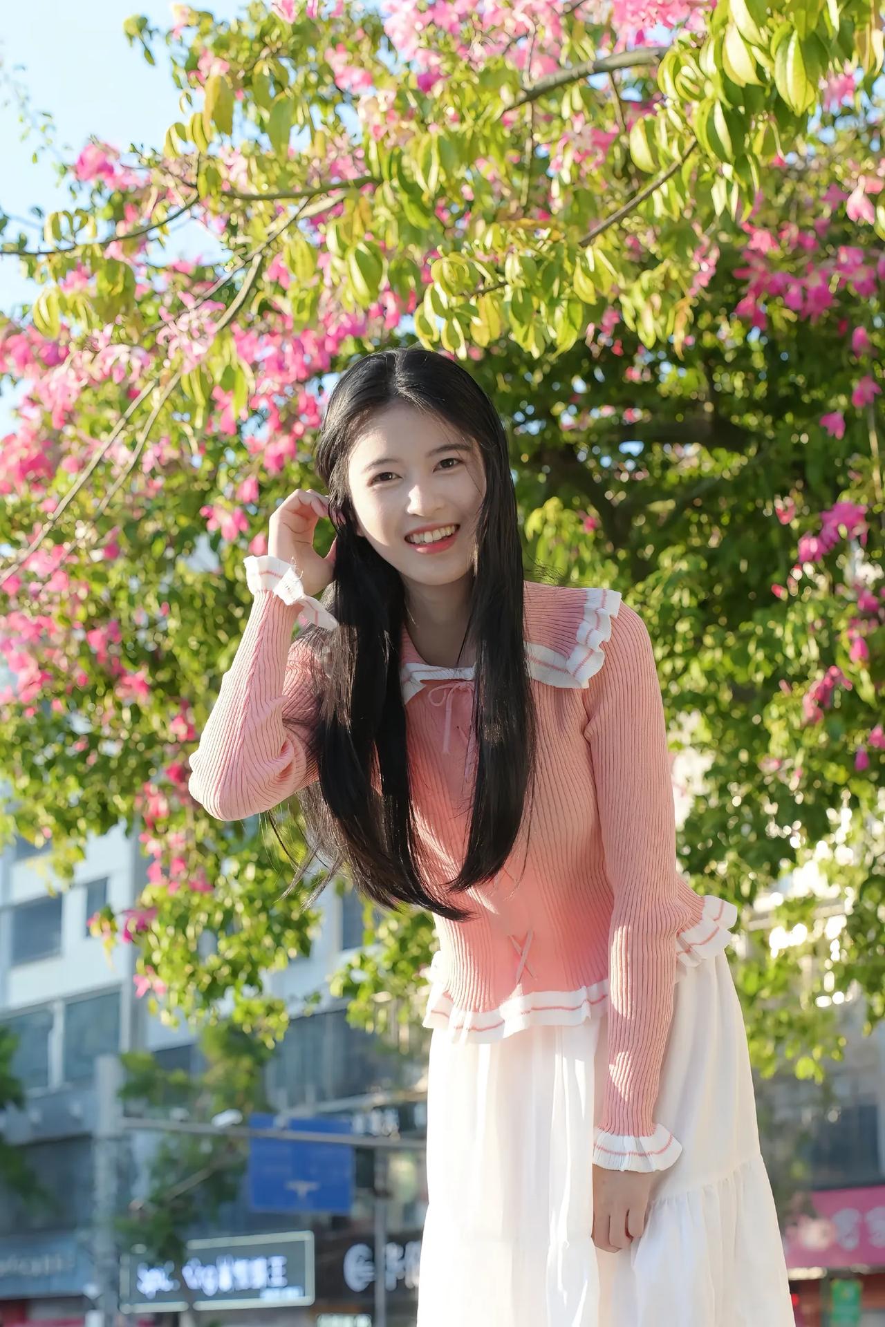 阳光明媚的午后，少女在花海中微笑