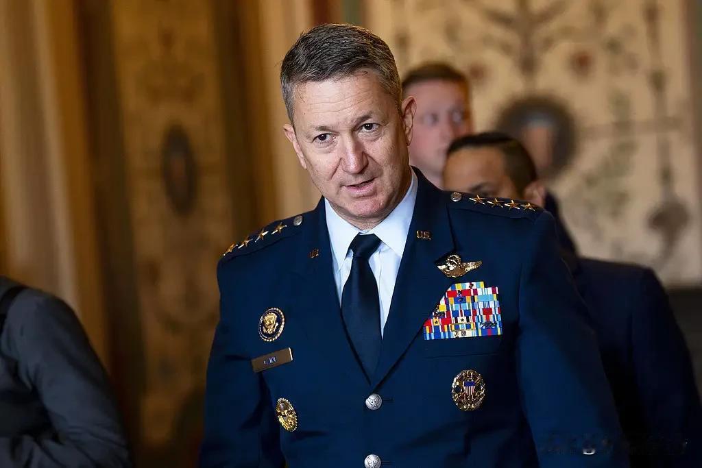 原以为这场“精准勒喉”的封锁会把伊朗人逼到绝境，结果发现伊朗人还没缴械！

当地