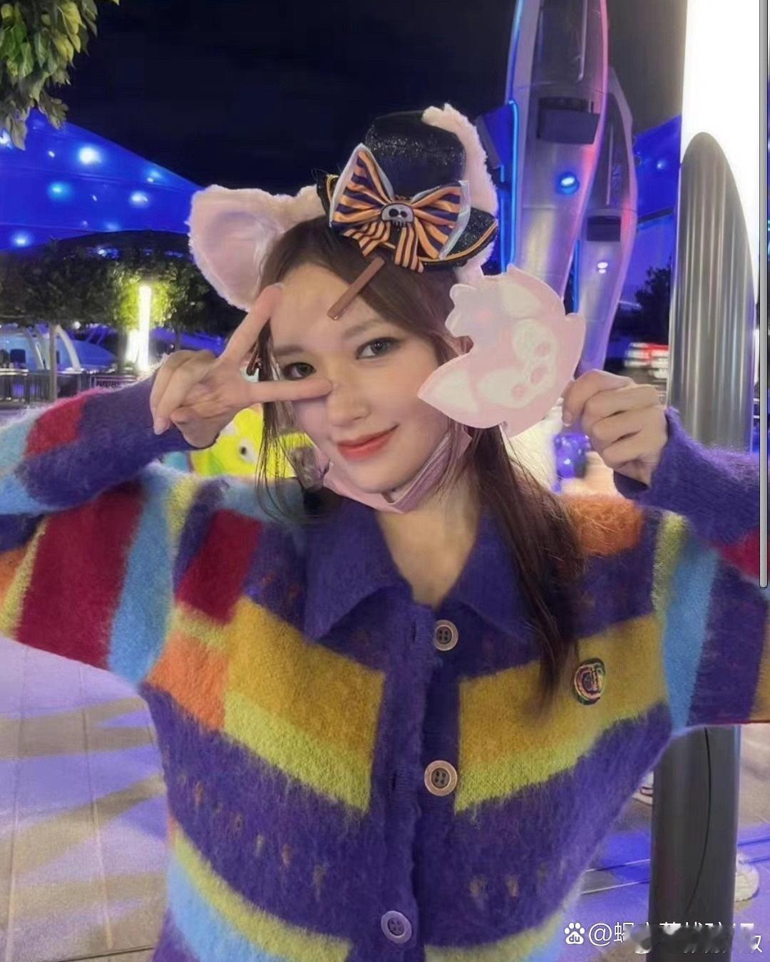 程潇和闺蜜游迪士尼，穿彩虹姐妹装超甜，不工作真快乐 ​​​