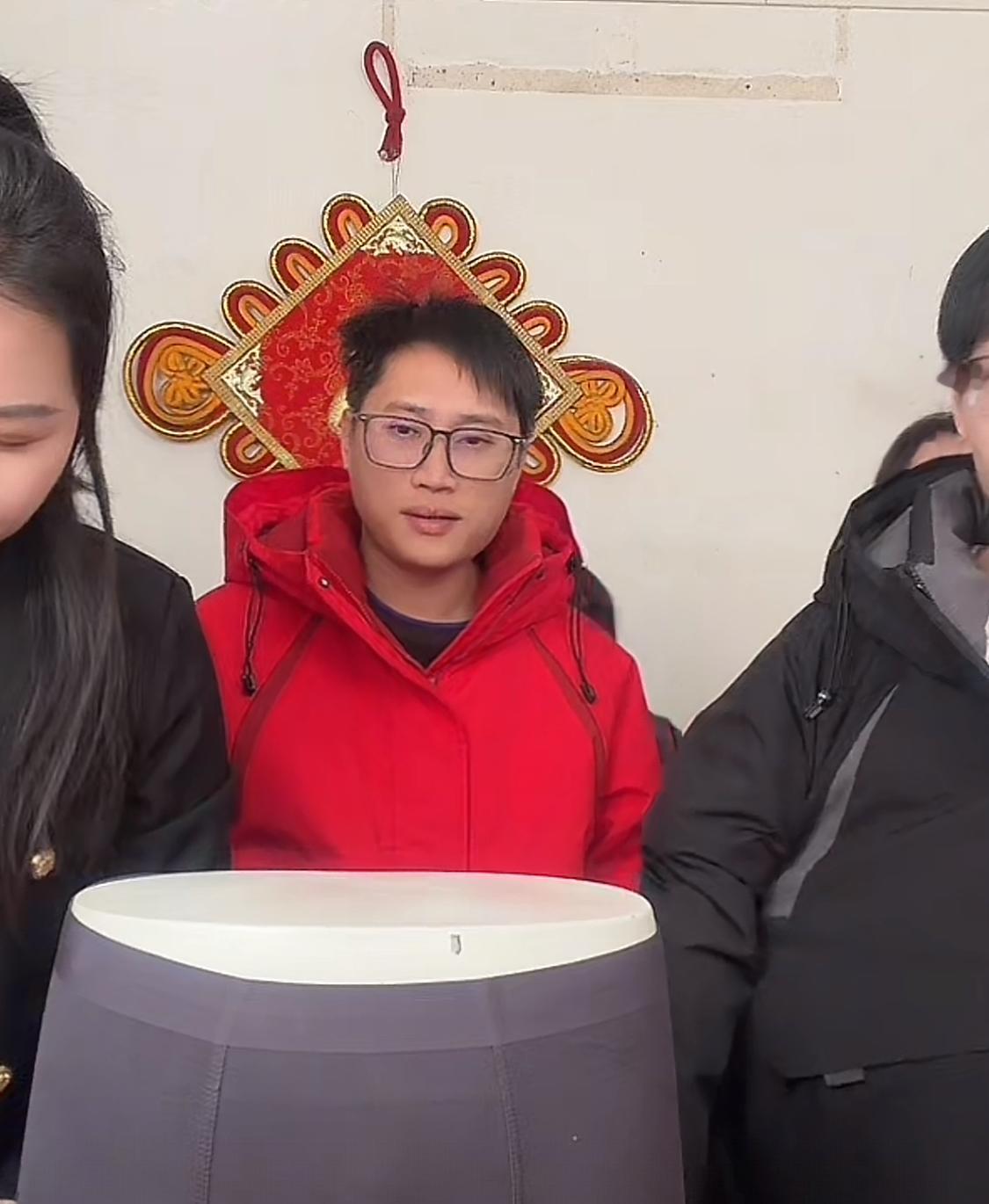 梁志辉首场直播带货，人气下降的也很厉害，从最初的2万➕下降到几千人的直播间。
梁