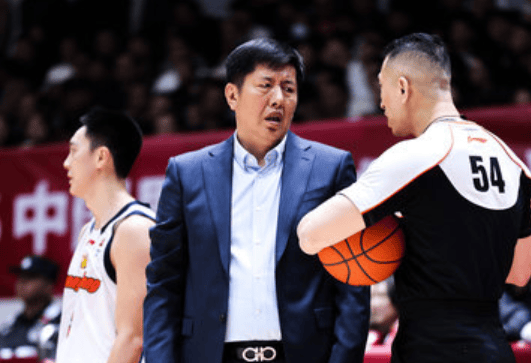 丁伟：上半场失误有点多，对方利用失误打了很多反击