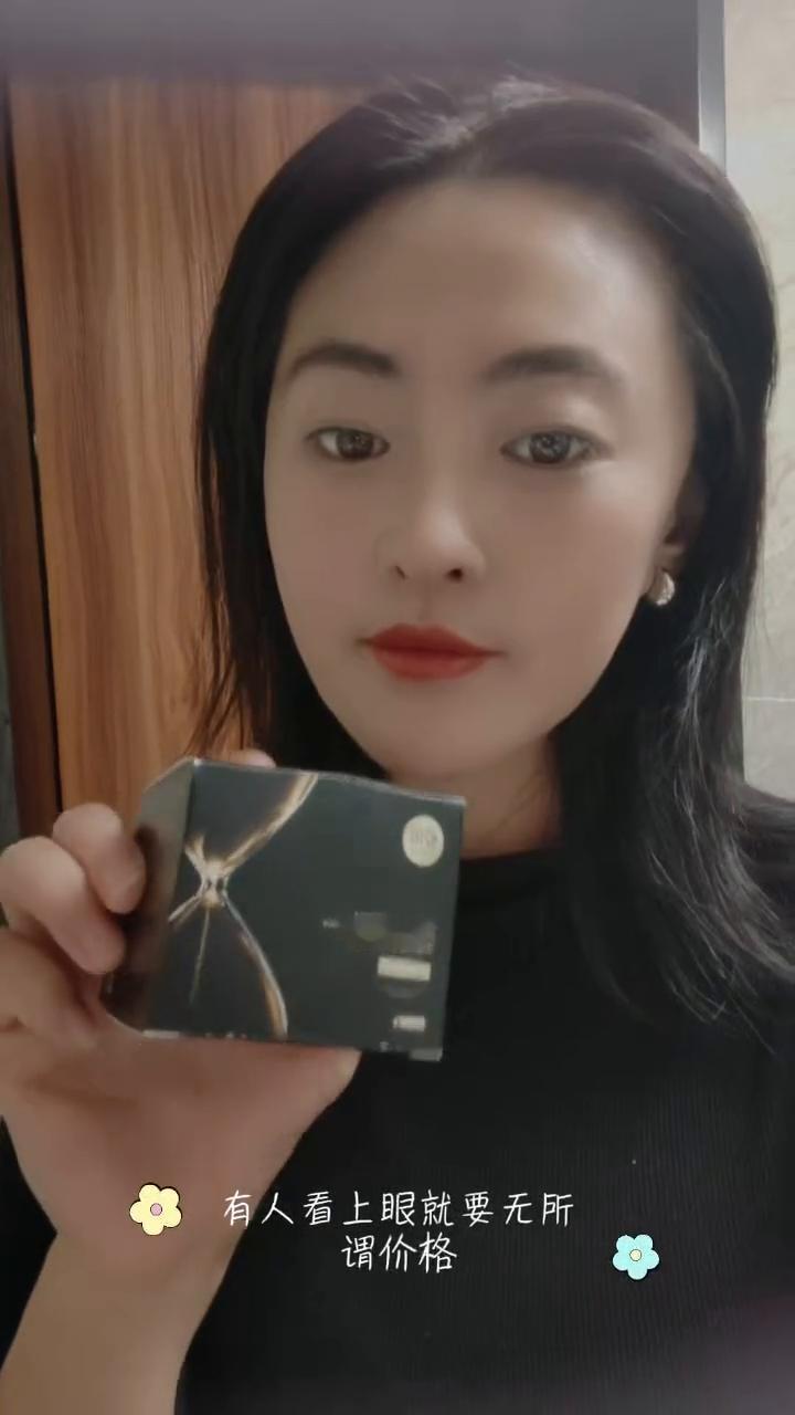 对症下约才能让肌肤重焕光彩。
提拉紧塑焕活柔润肌，让每一抹面霜直抵肌底，留驻年轻