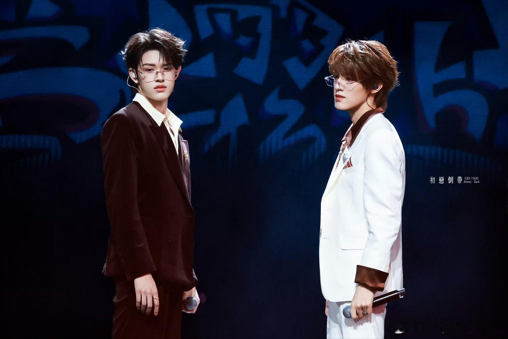 张泽禹张极双人舞台暗香张泽禹张极双主唱的权威他俩声音一出来我鸡皮疙瘩都起来了！一