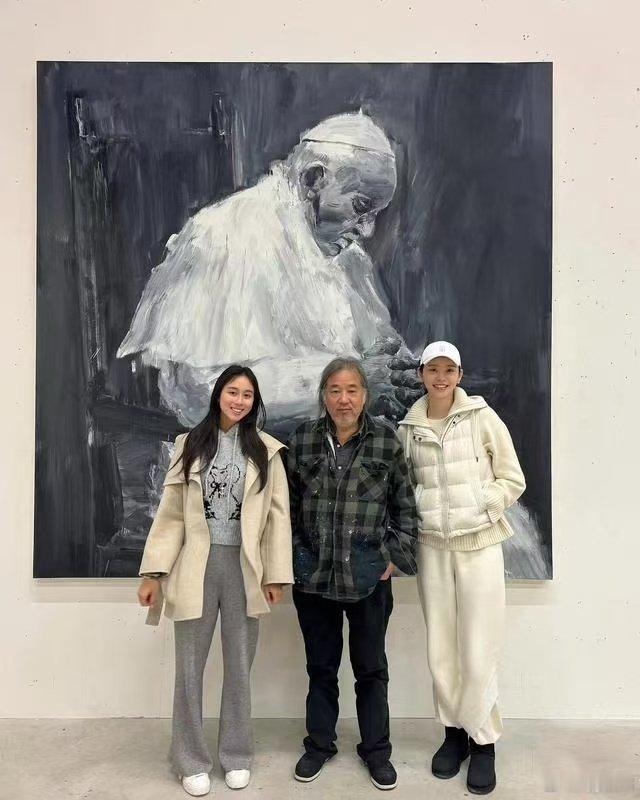 奚梦瑶何超欣看展  奚梦瑶何超欣出游照  除了看展，姑嫂俩还一起去了酒庄 