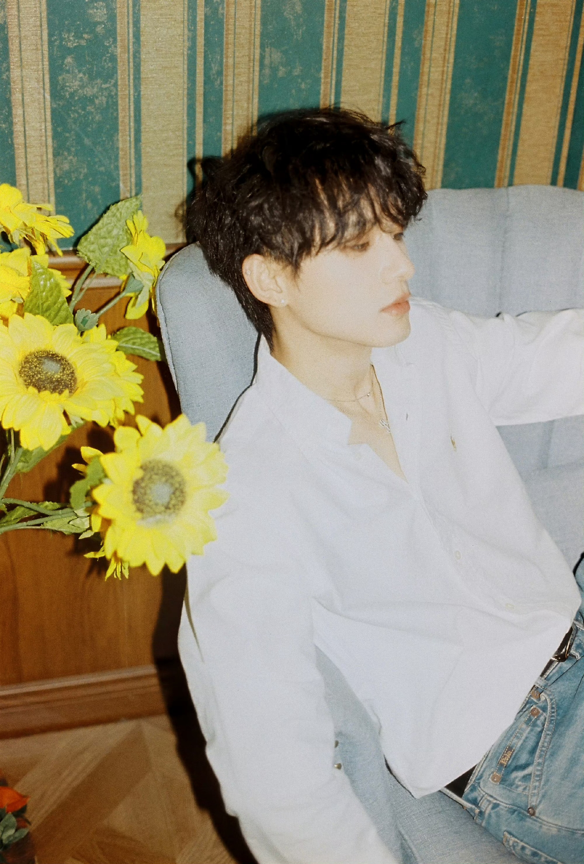 姚琛0323生日快乐姚琛生日照 生日照来啦！复古胶片里的少年感太绝了卷毛碎发衬得