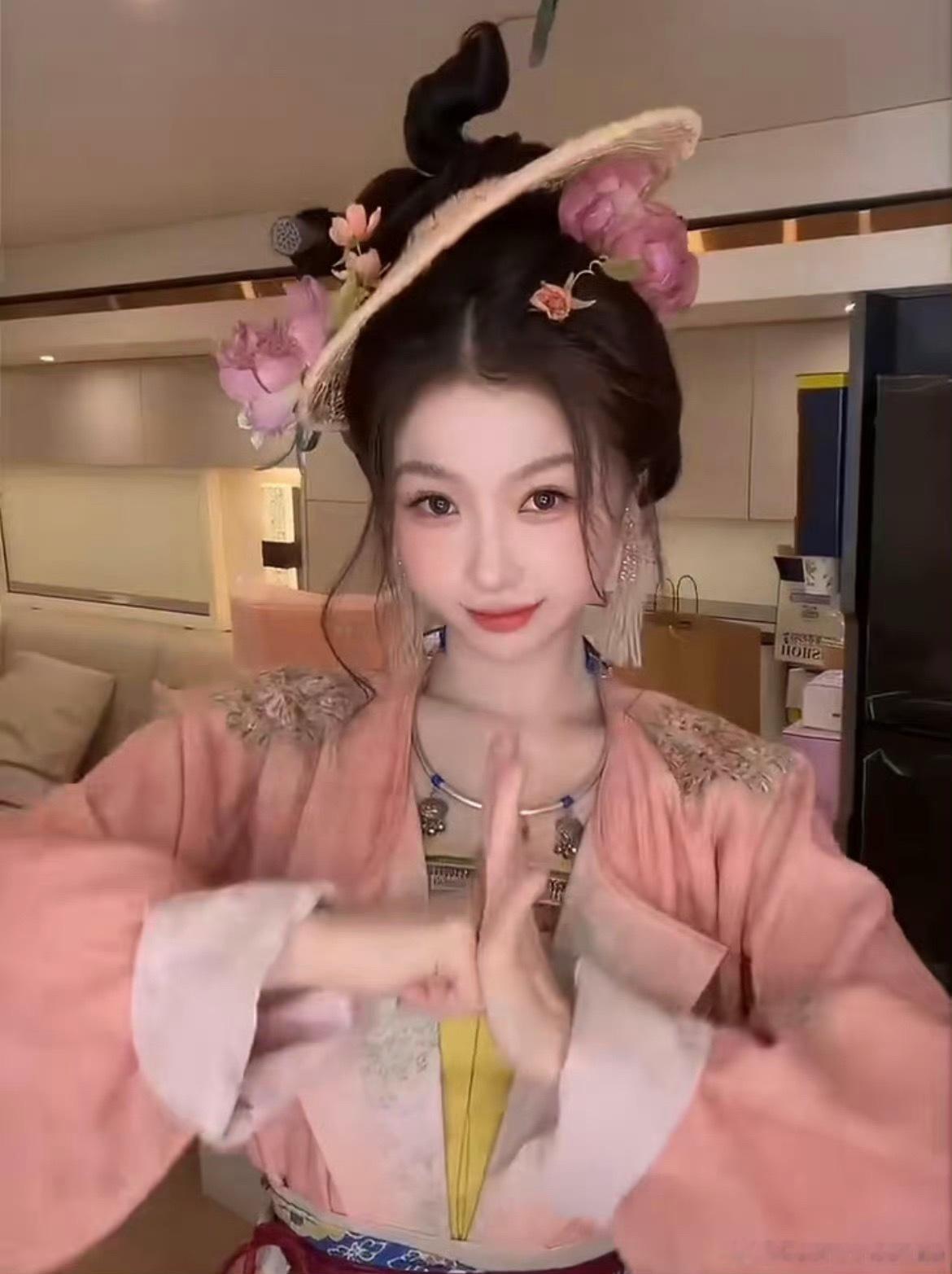 虞书欣中华小武娘虞书欣这波“中华小武娘”的营业简直是满分神作！不仅造型惊艳，细节