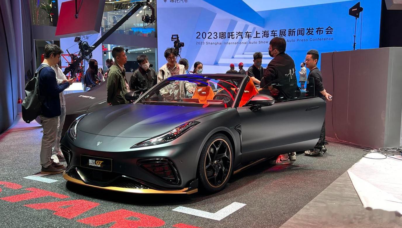哪吒GT SPEEDSTER实车亮相，新车车基于哪吒GT打造，并采用了敞篷的设计