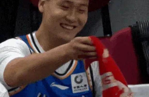 CBA 赵睿今日更新社媒回应网友：继续微笑，因为生活是如此美好。脓包是谁，现在很