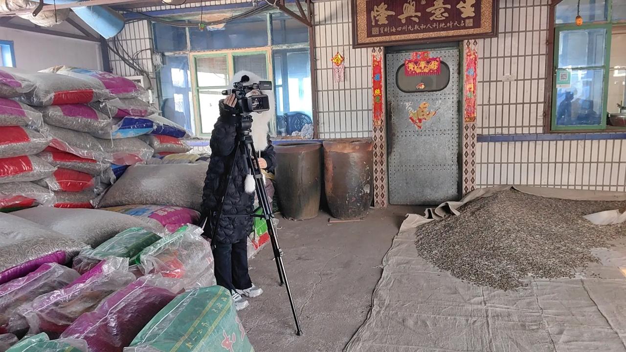特邀请电视台记者，为我村粒飘香炒货厂宣传，欢迎大家前来品尝。快手号：739923