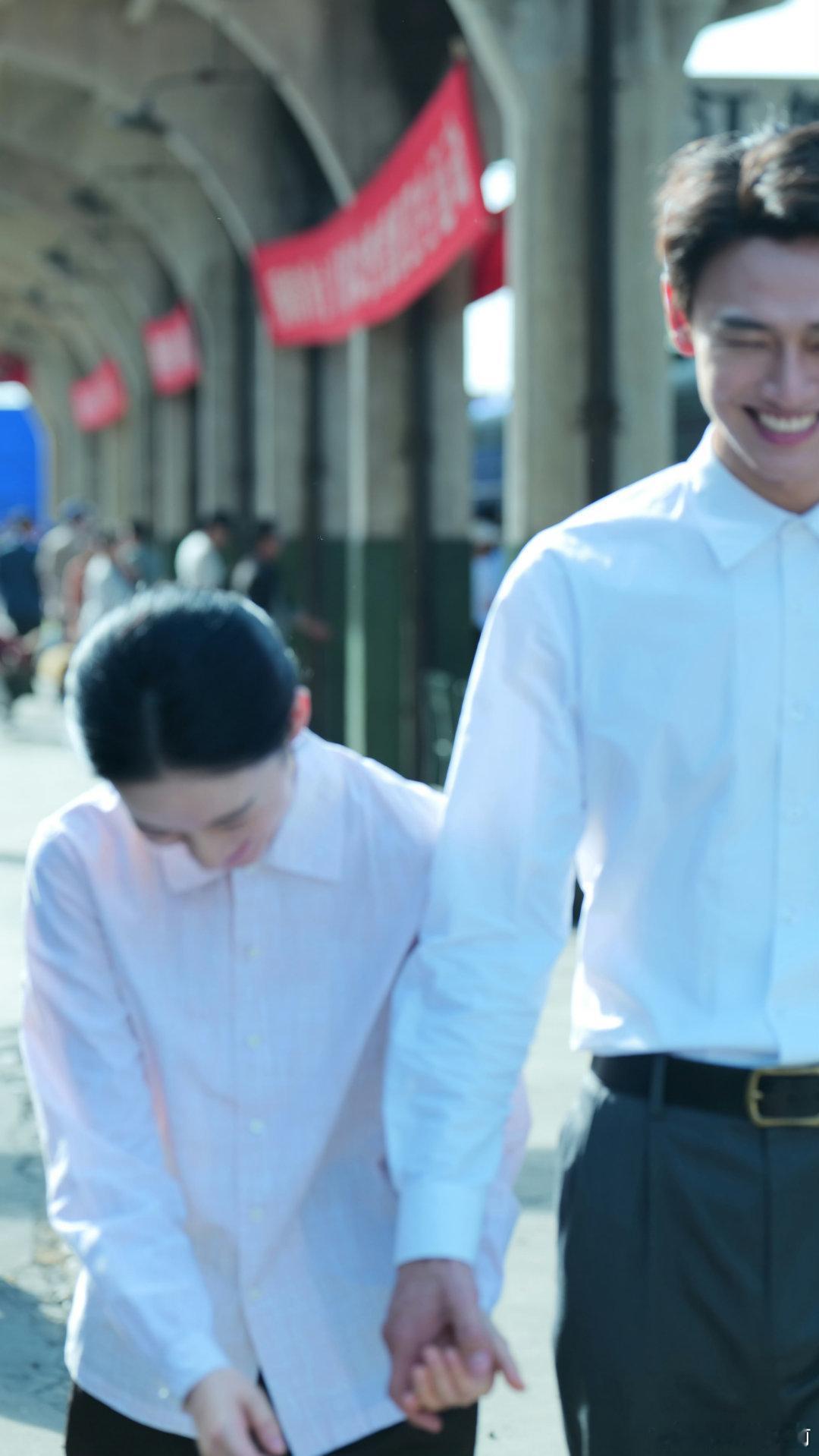 该说不说 看图确实好般配，很有那个年代的味道 