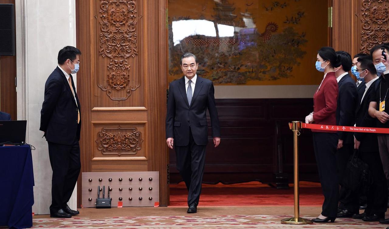 博纳特别提到“法方坚持独立自主外交传统”，这句话向中国传递明确信号，就是表明法国