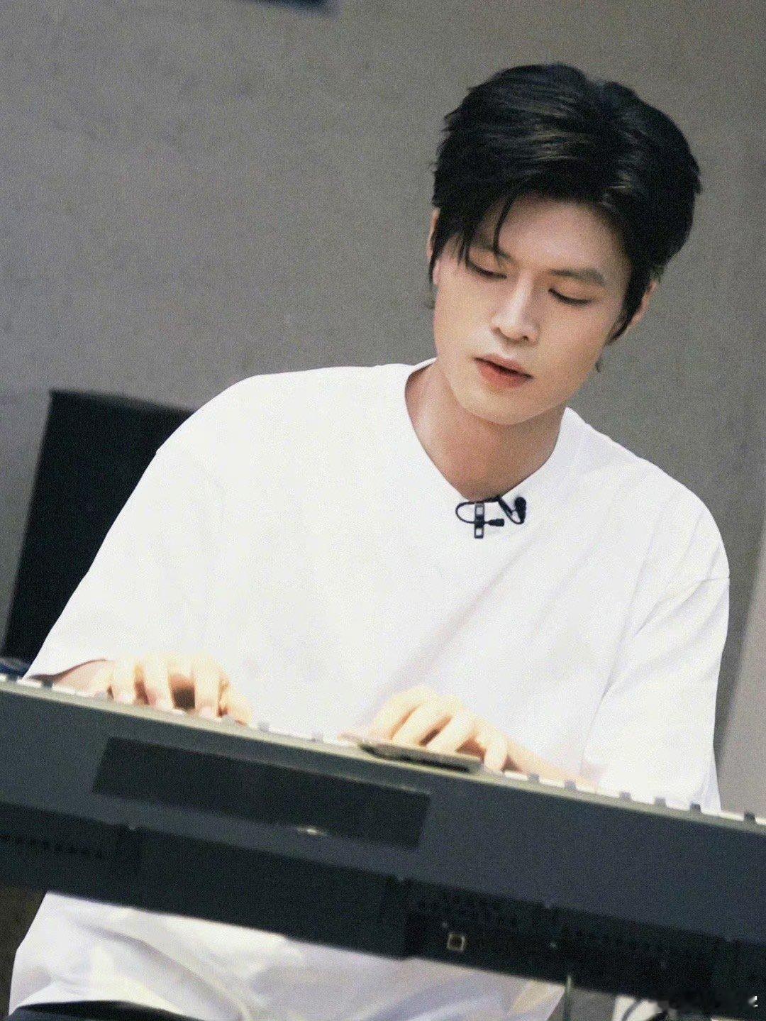 #宁桓宇时隔11年再上选秀# 岁月流转，梦想如初。11 年的沉淀，让他更加坚定。