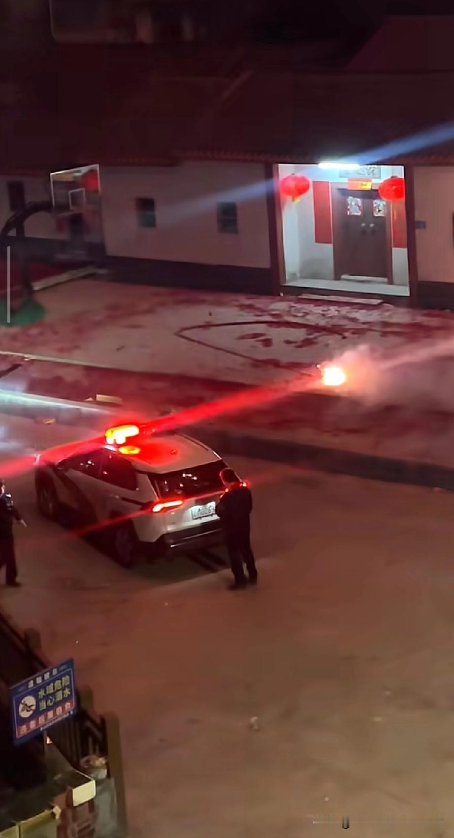 大年初一放鞭炮，警车直接开到家门口！
 
大年初一，我家隔壁那户人家，为了图个“