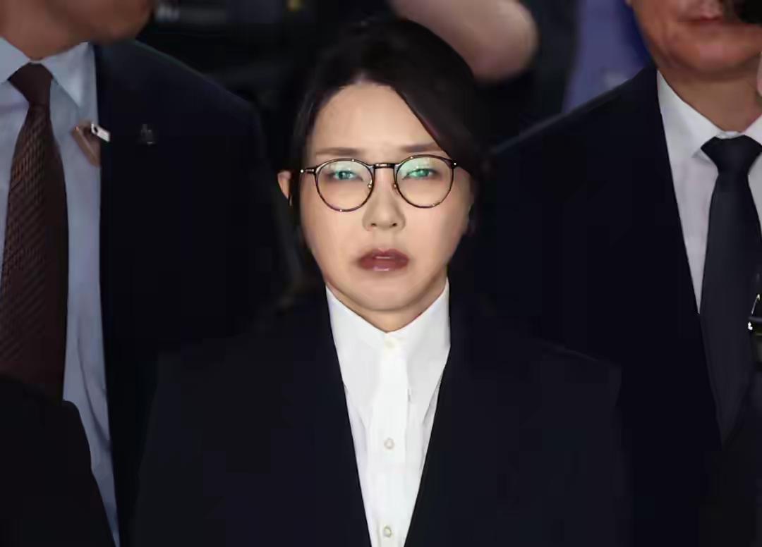 ​强忍着思念的剧痛，故作镇静。这是韩国夫人金建希在与原总统尹锡悦在法庭之后的最好