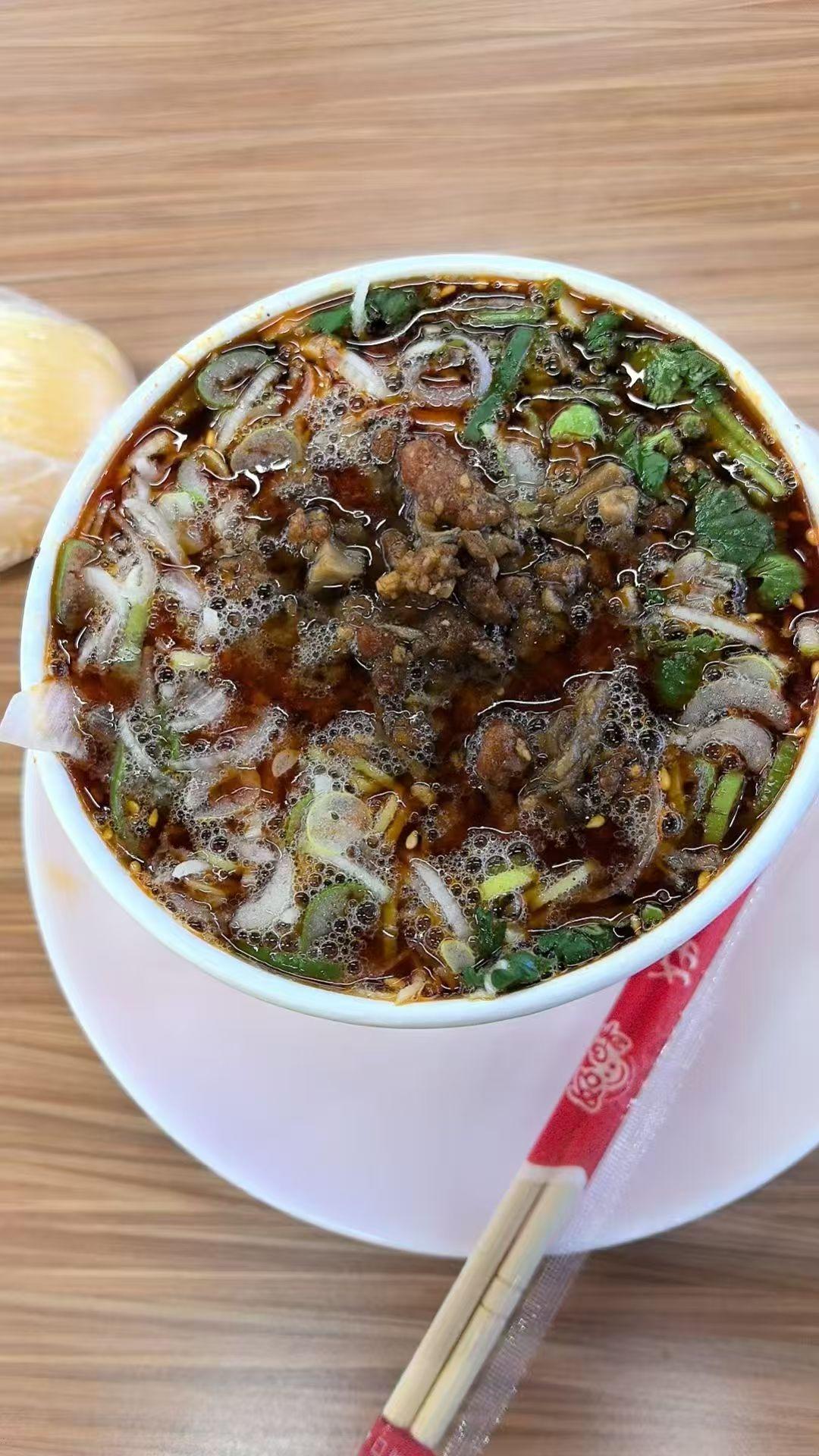 冬日生活打卡季冬风裹着寒气钻进衣领，推开门，热雾先扑了满脸——来碗徐州肉酱米线。