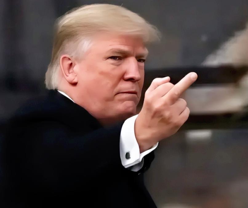 特朗普走进福特工厂却被工人当众指着鼻子骂，气的当场爆粗，走老远还回头竖中指，结果