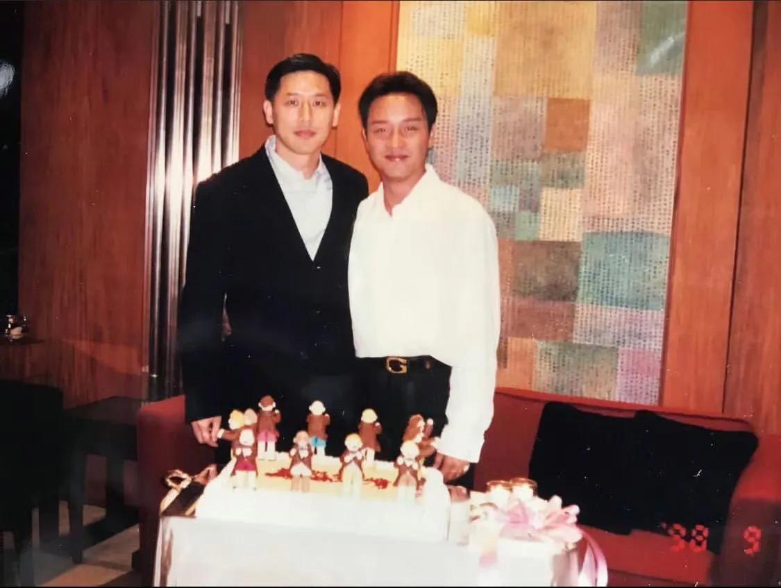 这是1998年，张国荣和唐鹤德，一起过生日，留下的一张合影，很多人不知道，他们两
