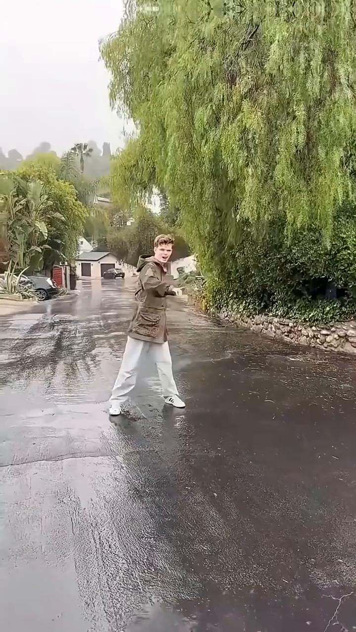 树木遭雷击的瞬间。
Poor tree。