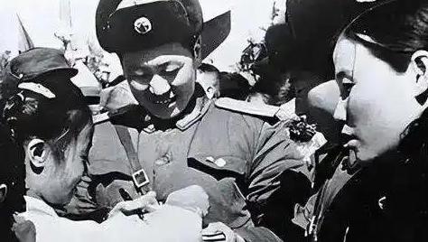 1953年，志愿军38军营长袁光亮触犯军纪被判死刑，朝鲜姑娘扑向枪口，彭德怀特事