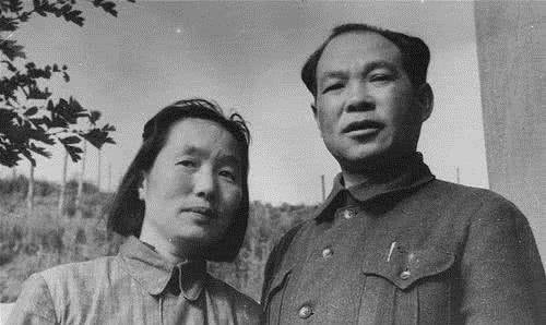 1937年，地主王学文家门口昏倒一个20岁女兵，他见周边无人，将女兵扛到炕上。女