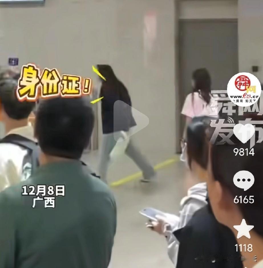 男孩的父母看到这会是什么感受呢？
广西一候车厅里，一女子找不到身份证了，大吼着问