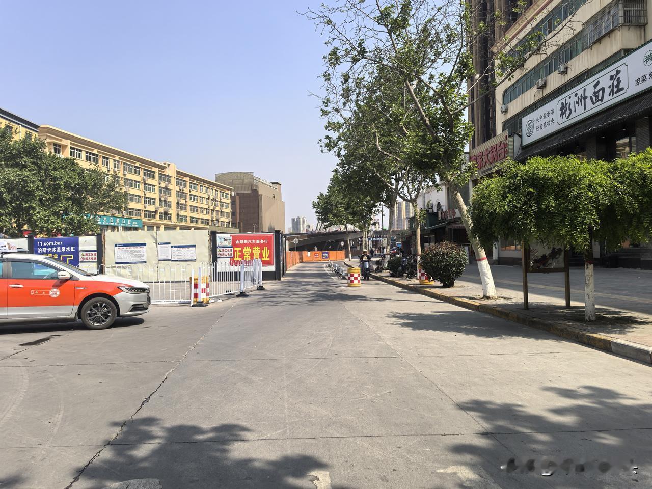 昨日，路咸阳市秦都区彩虹一路和秦宝二路十字路口。看到了正在修建的彩虹一路跨渭河大