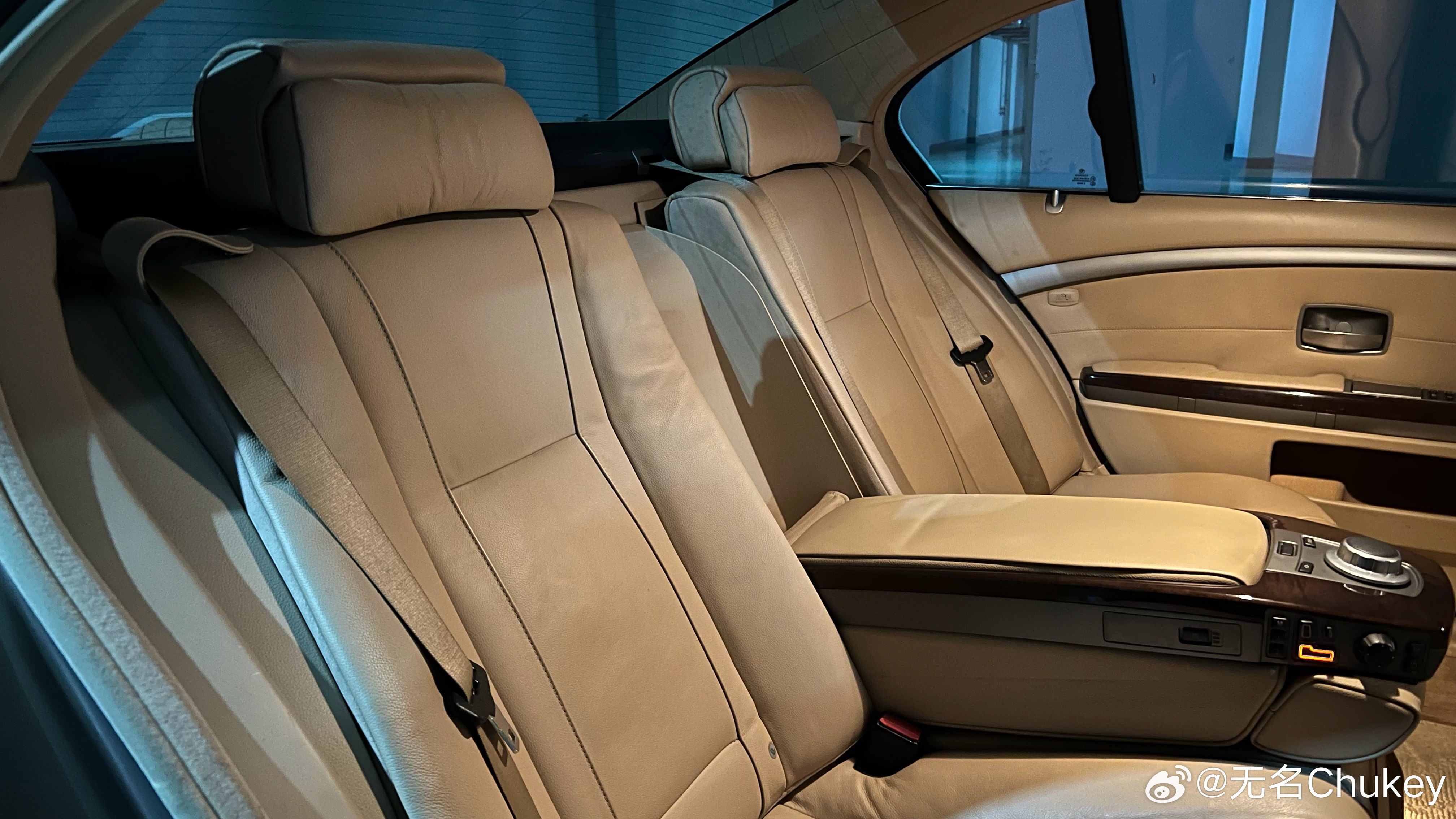 刚朋友问我E66座椅怎样，我说太大了不太适合我。然后他又问填充物硬不硬，我说硬，