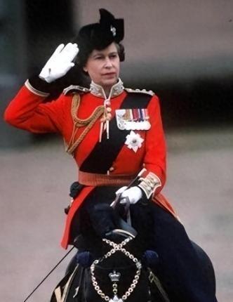 1981年，55岁的英国女王骑马检阅部队，被一名17岁的少年连射6枪，枪枪射中要