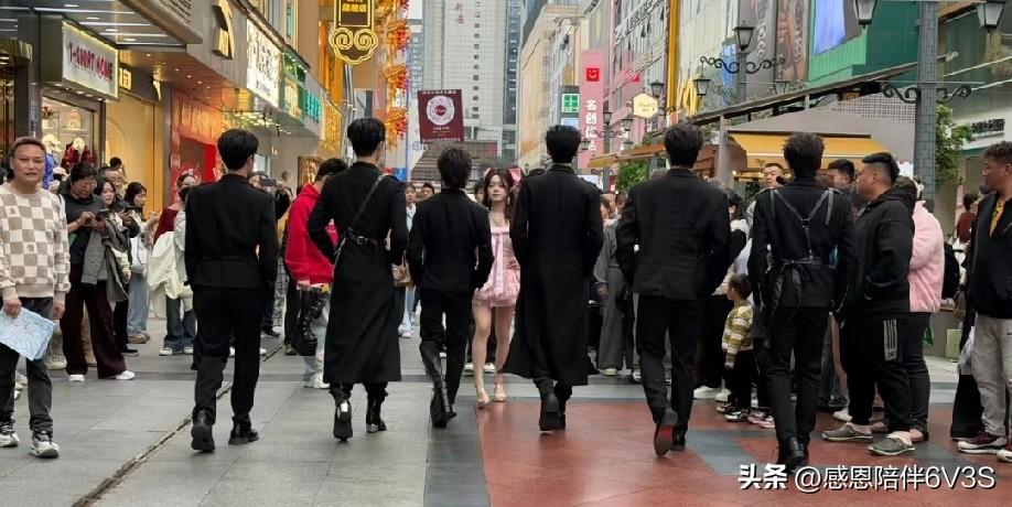 这C位是凭颜值还是凭鞋底？要我说，走路走出节奏感也是本事啊！门槛低？快乐简单才真