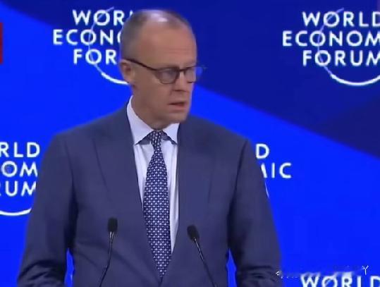 达沃斯论坛上德国总理默茨直接开麦说大实话，当众直言中国靠着独到的战略远见，妥妥跻