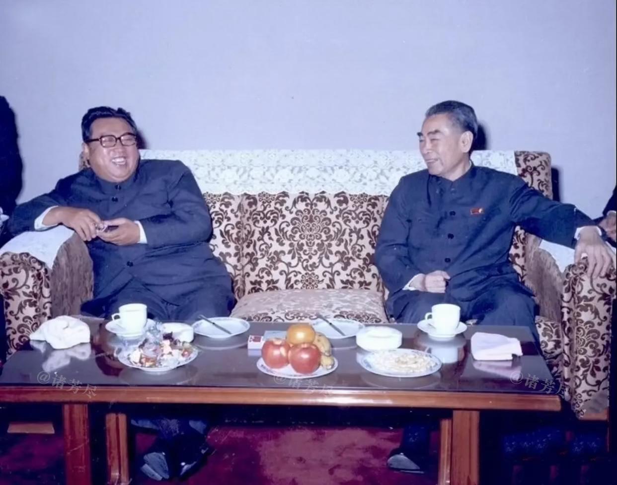 1975年4月，北京，重病在身的周总理亲切会见了金日成首相。虽然当时的周总理十分