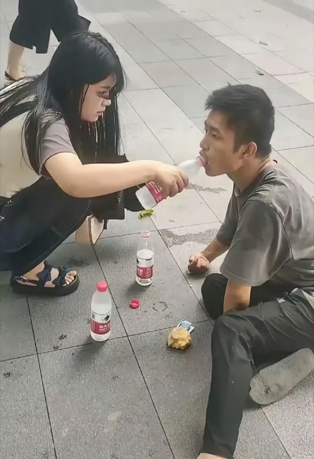 高铁站出口，当时一位年轻男子突然瘫倒在地上，脸上直冒虚汗，虚弱的连话都说不出来了