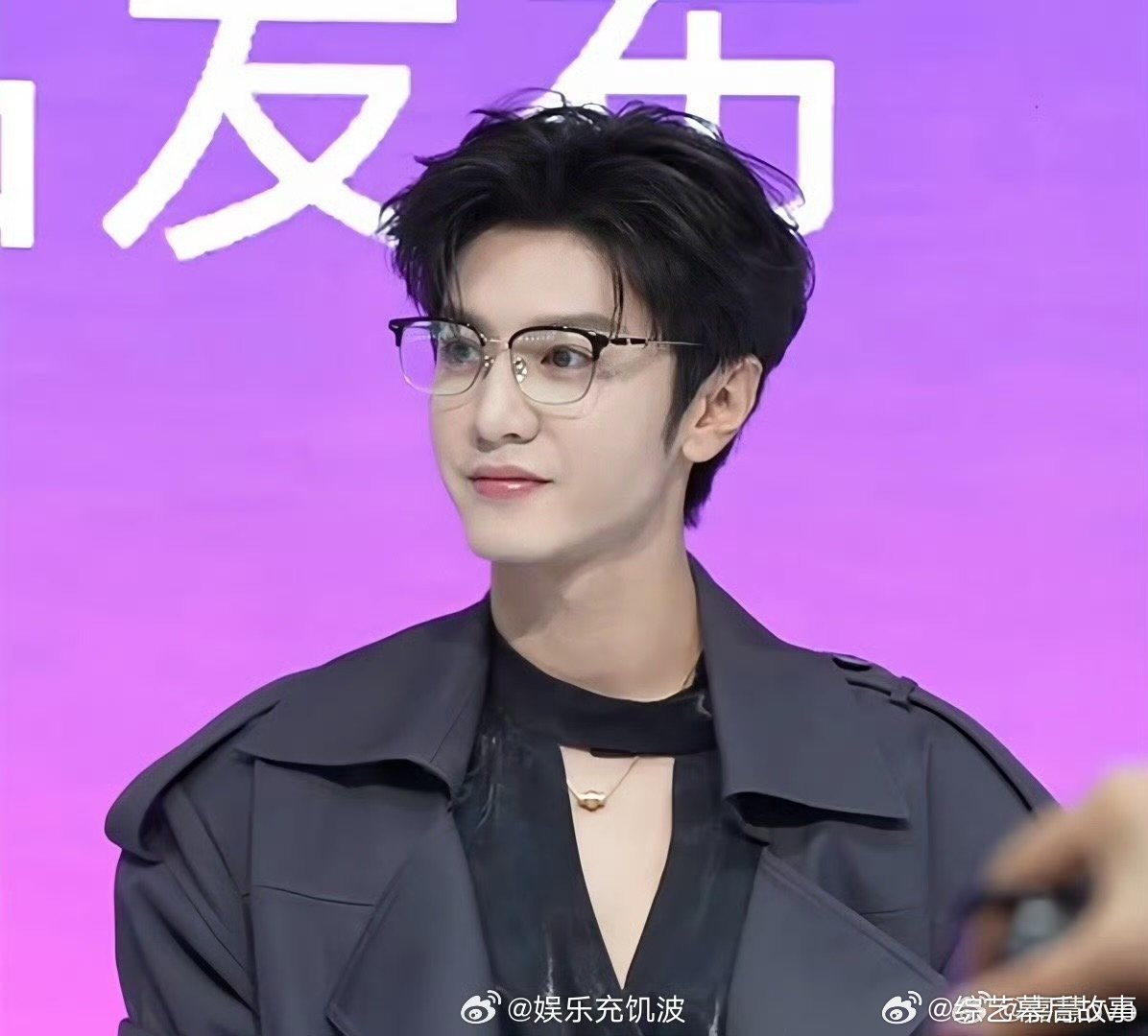 陈哲远黑色风衣造型陈哲远戴半框眼镜好蛊 黑风衣+半框眼镜，内娱男神天花板，没争议