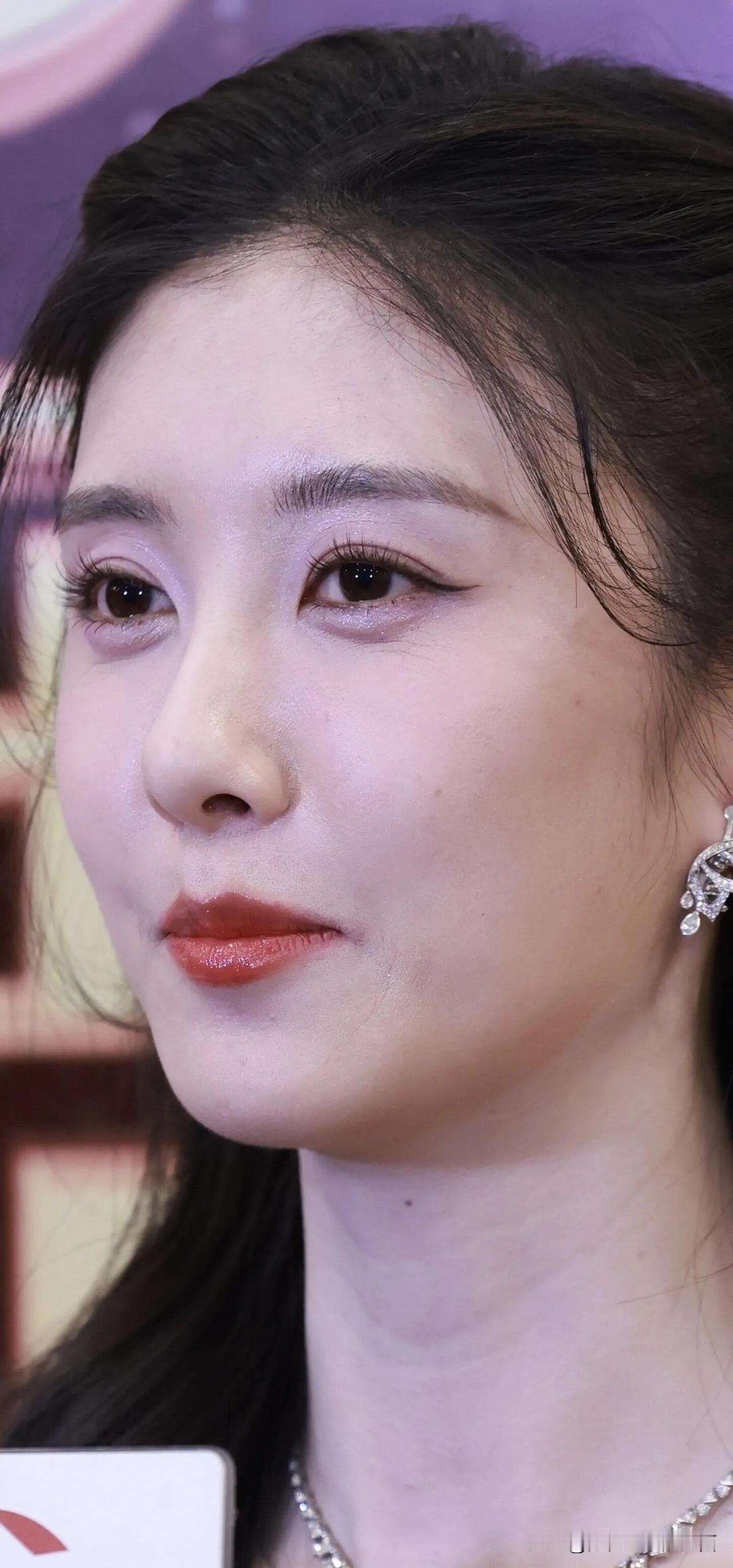 这是女明星的真实颜值，没有滤镜和美颜，真的是明眸皓齿，太美了。不说出她的名字，你