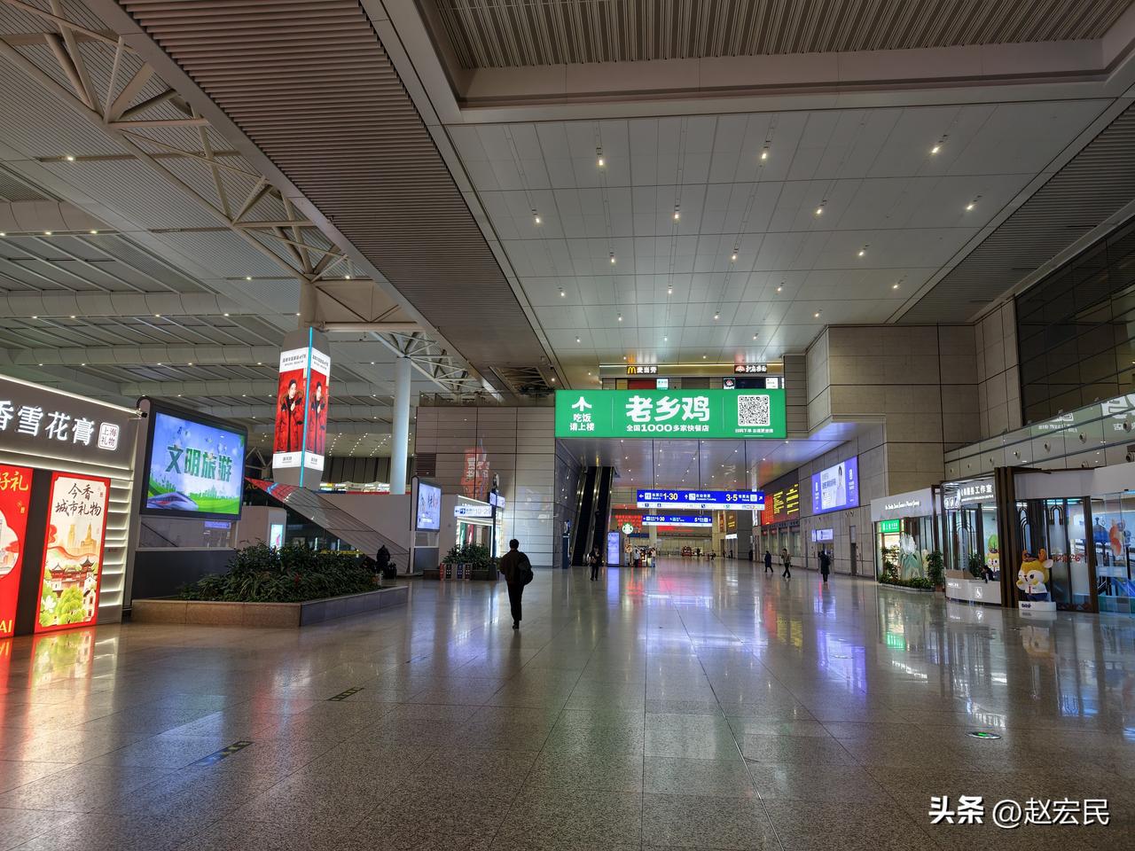 每次来到上海虹桥高铁站的候车大厅，我总是喜欢观察大厅里的广告牌。
感觉这应该是中