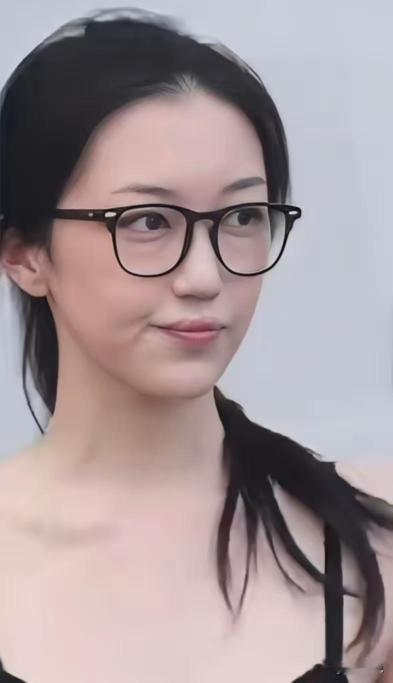 说白了，
李嫣嘴唇有没有伤痕已经不重要了，
不是因为她钱这辈子都花不完，是因为李
