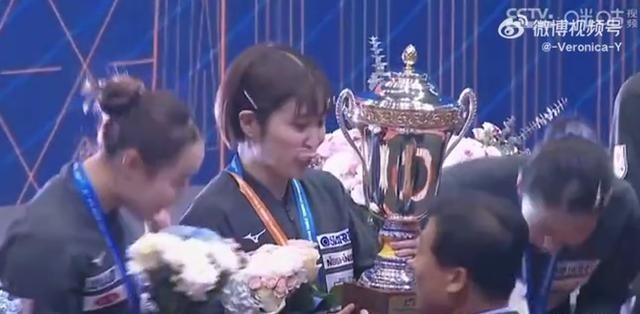 孔融让梨!
日本女乒夺冠互相让奖杯
平野伊藤让张本美和捧杯她推辞
乒乓球亚锦赛团