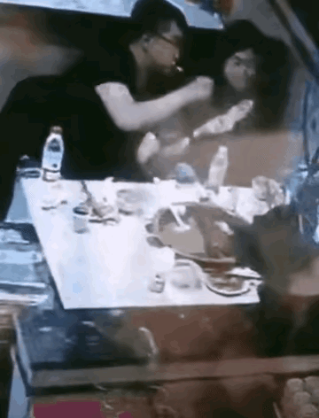 这个配戴着眼镜，貌似斯文，实则龌龊的男人，简直是脑瓜顶上长疮，脚底下冒脓，坏透气