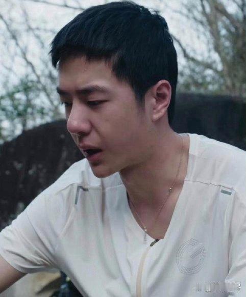 王一博也太“勇”了！晨起素颜毫无遮掩直接曝光，这状态真的敢随便亮出来？太让人惊喜