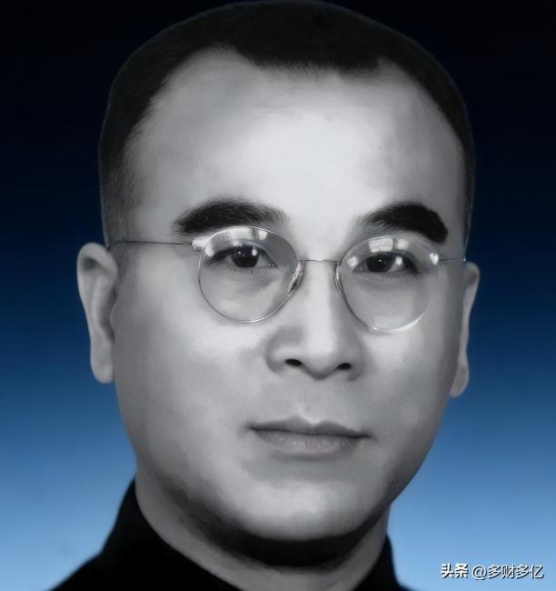 1949年，南京上万名政治犯即将被集体处决，一个国民党高官冒死拦下屠刀，30年后