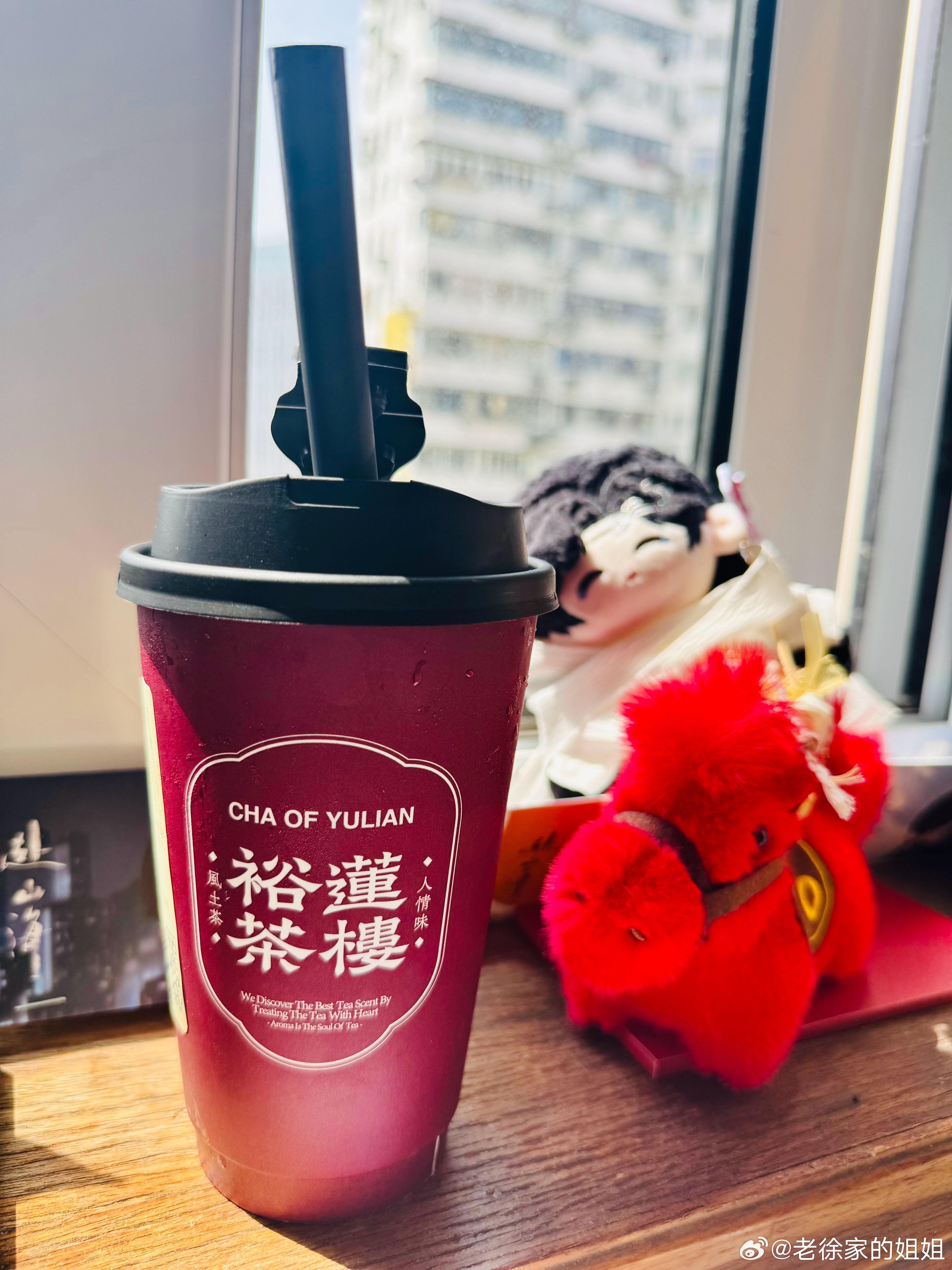 最近有点痴迷裕莲茶楼的锅煮桃胶奶茶。糖心桃胶煮的透透的跟银耳似的，还挺好吃。但我