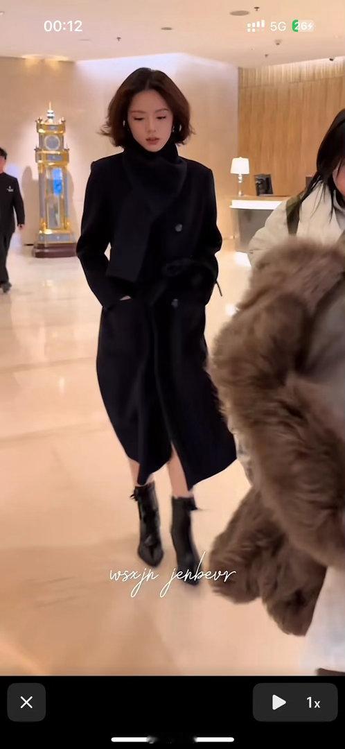 说铁蹄大妈头的你们明年最好不要吻上韩朵朵 