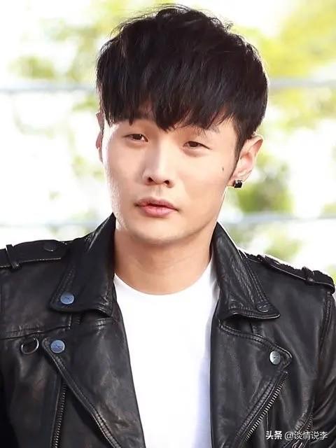 李荣浩凌晨1点46分喊话单依纯：我要是想要钱，我从第一开始就会授权给你，何必如此