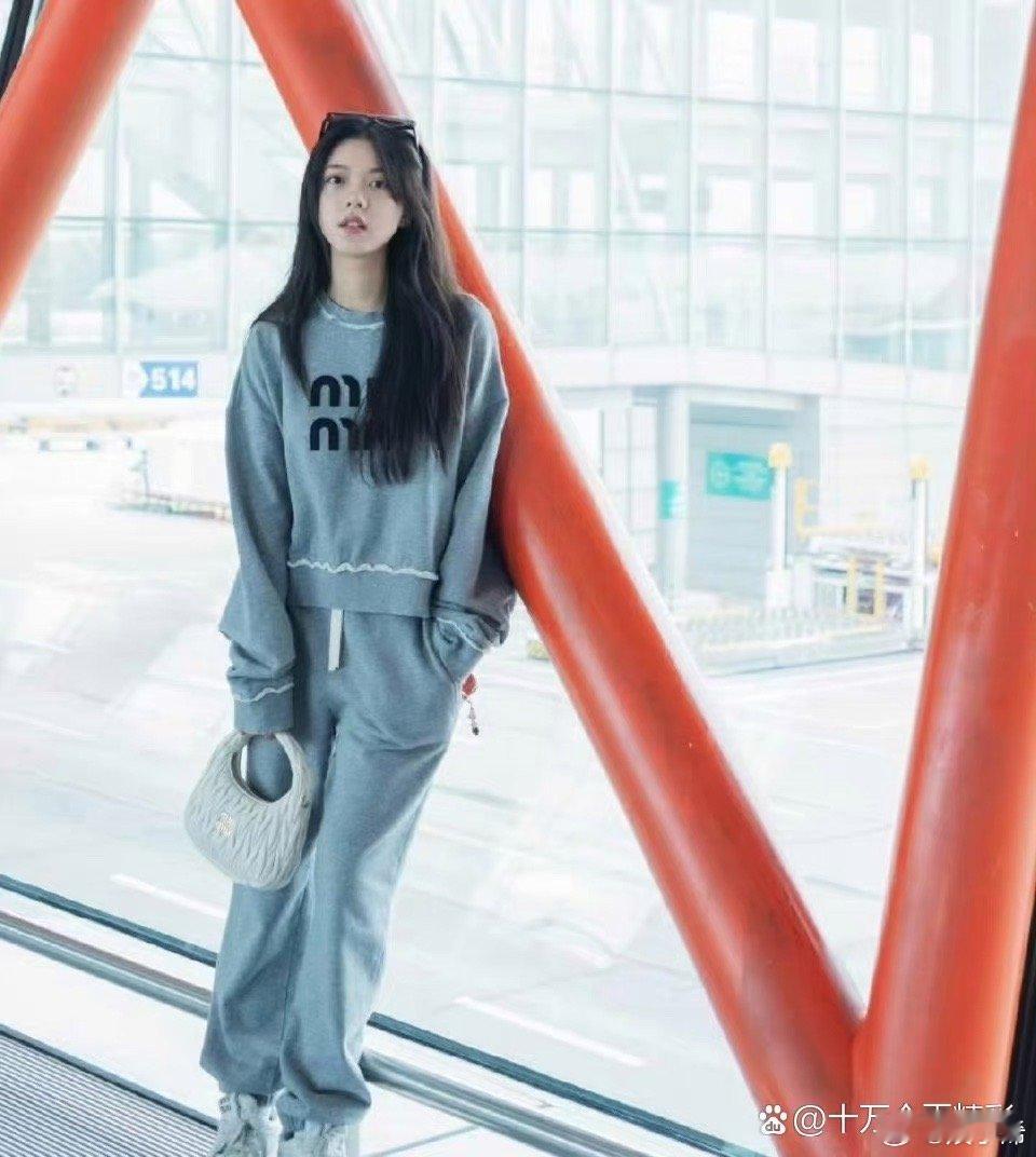 赵今麦机场灰色运动装，自然又清新，简约胜过浓妆艳抹 ​​​