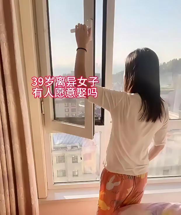“快绝经了，还当自己是女神？”39岁离异女，非要找霸总结婚，月薪低于3万坚决不嫁
